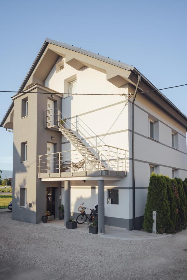 Drive Caffe Apartments Trzin Buitenkant foto